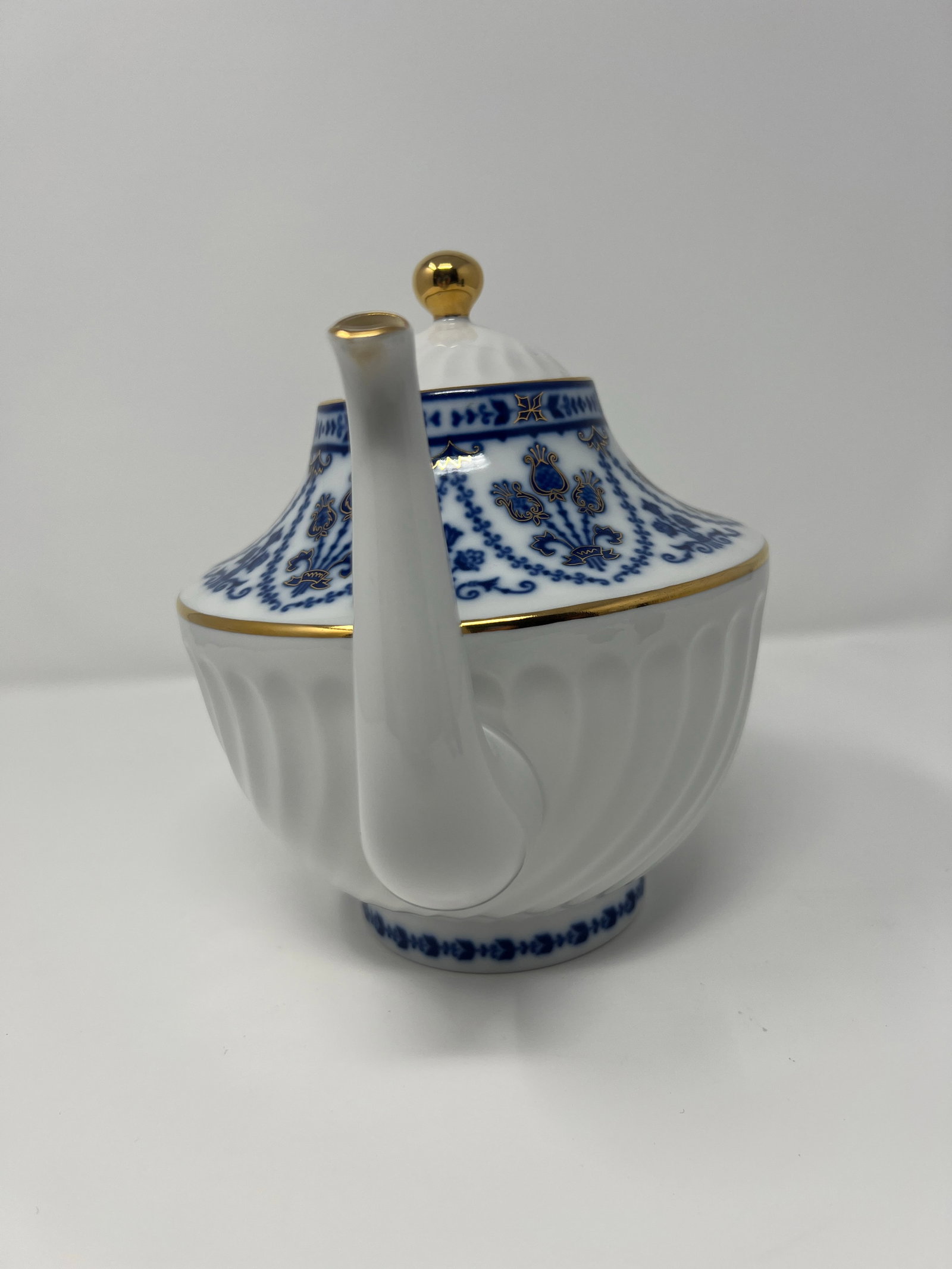 1970s Russian Lomonosov Hand-Decorated Porcelain Teapot With Cobalt Blue & Gold, St. Petersburg - 5