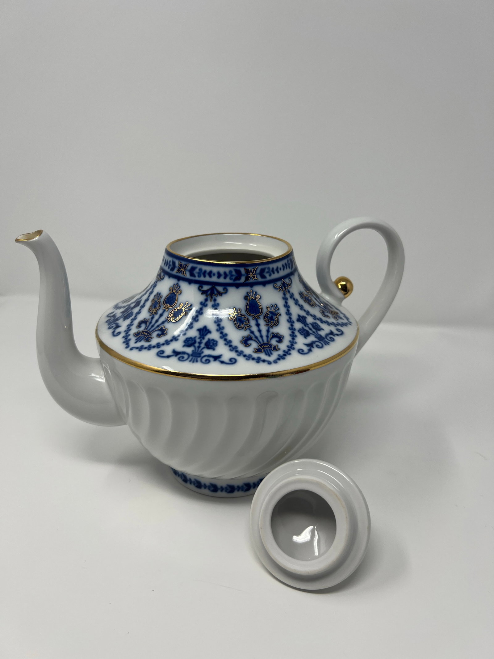 1970s Russian Lomonosov Hand-Decorated Porcelain Teapot With Cobalt Blue & Gold, St. Petersburg - 6