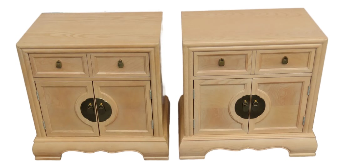 Bernhardt Hollywood Regency White Oak Large Nightstands End Bedside Tables a Pair 6400: This Pair of Nightstands is made of wood, solid wood, oak, veneer, and metal. The Nightstands were made by Bernhardt Furniture, and they are stamped. This Pair of Nightstands is an excellent example