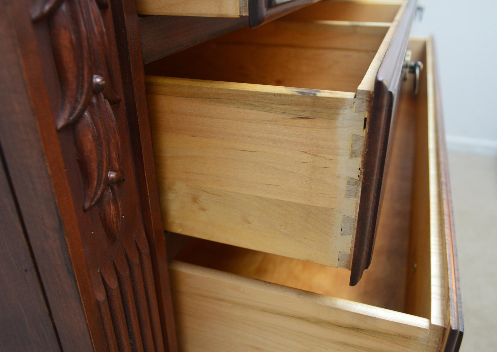 Ethan Allen Chest of Drawers and Mirror Set - 18
