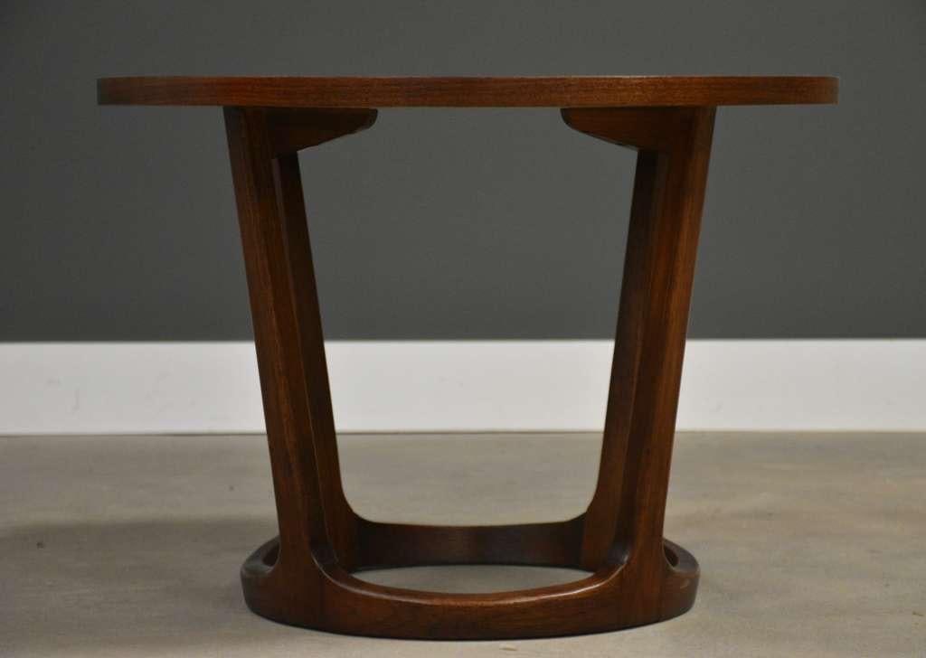 1960s Refinished Lane Rhythm Round 28" End Table - 2