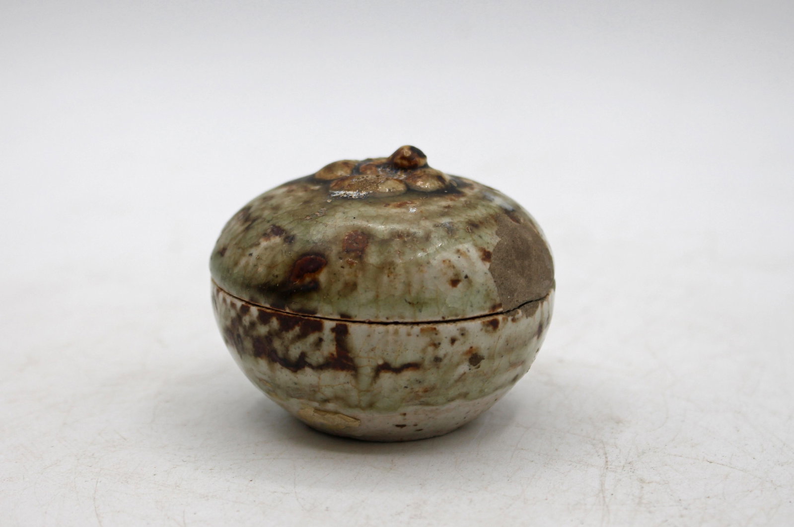 15th Century Thai Sawankhalok Small Stoneware Persimmon Shaped Box - 3