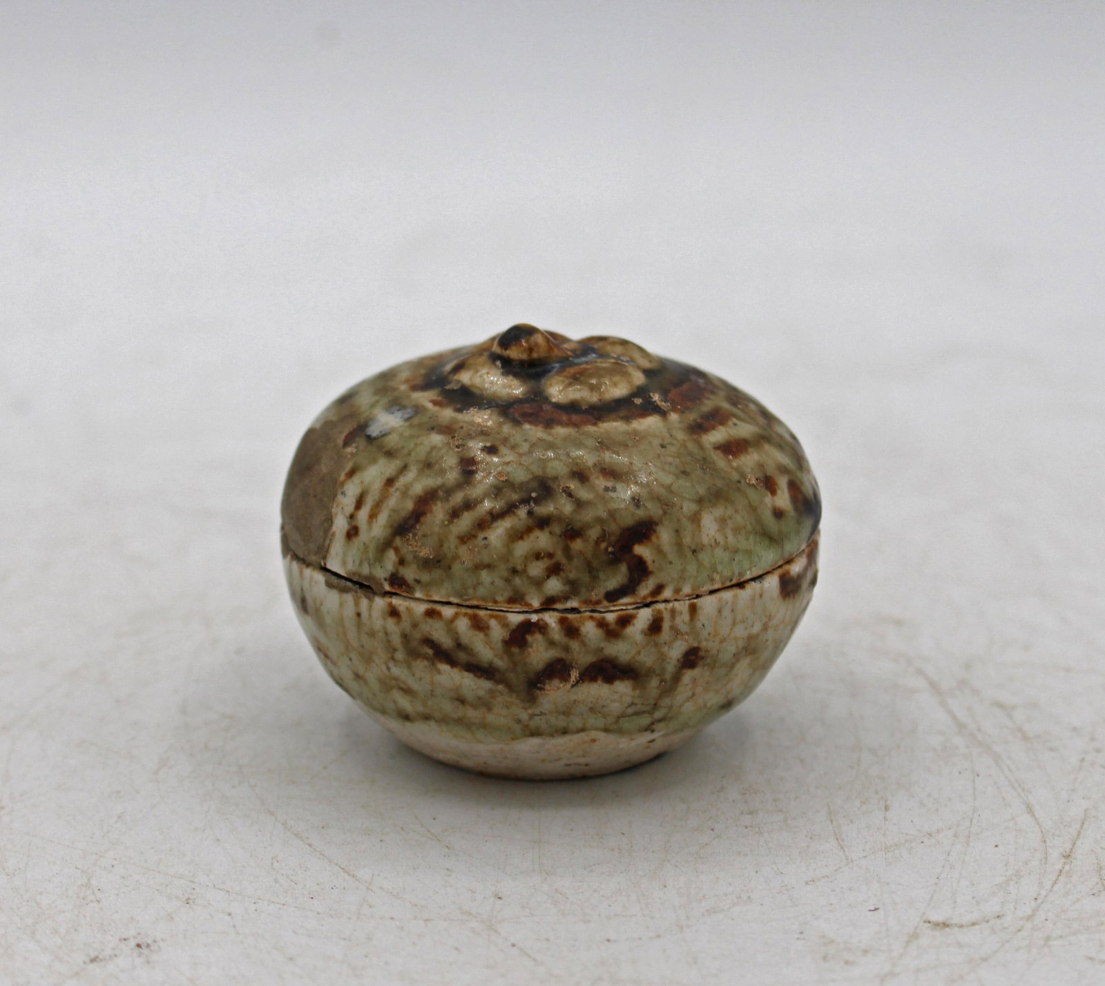 15th Century Thai Sawankhalok Small Stoneware Persimmon Shaped Box - 5