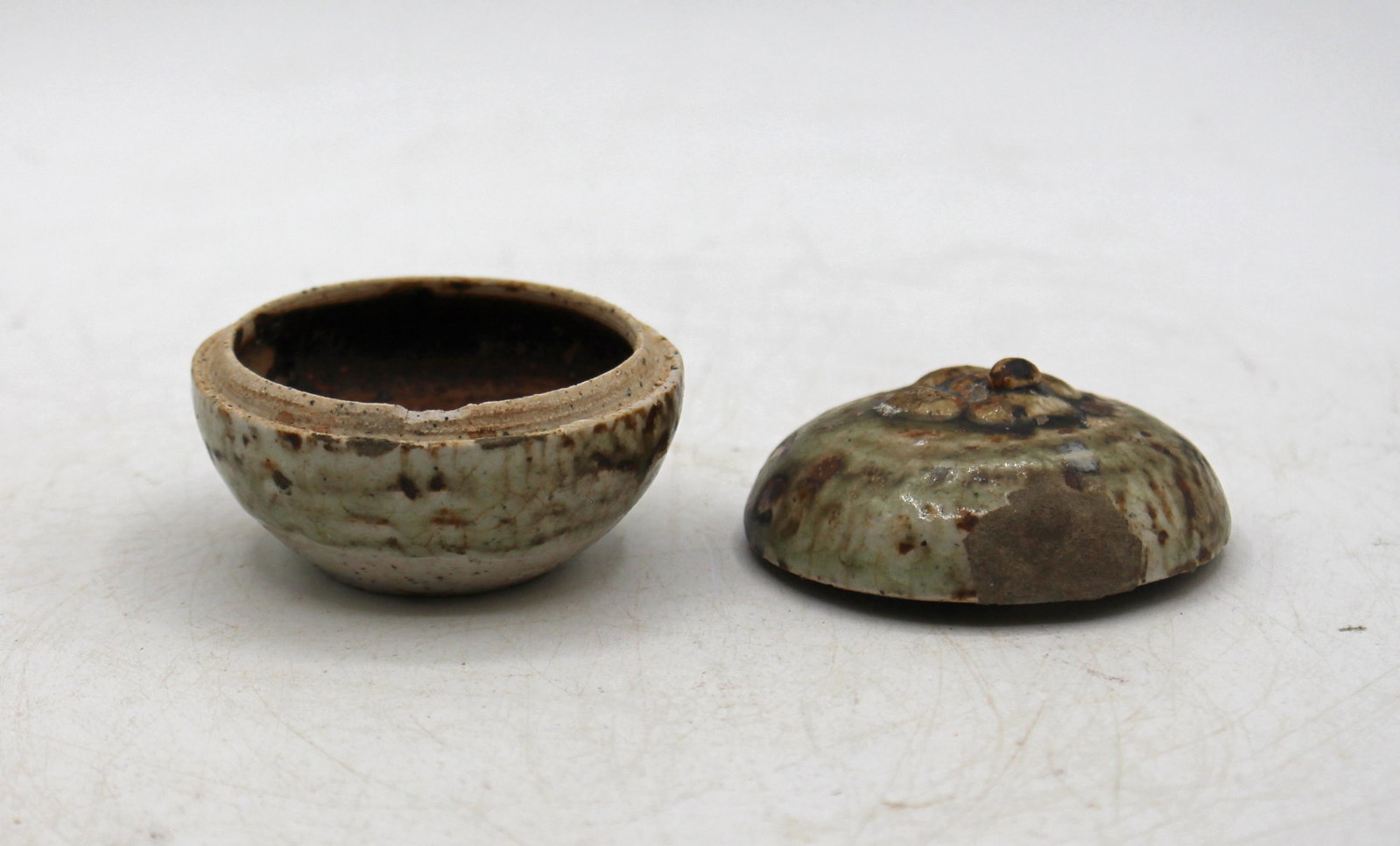 15th Century Thai Sawankhalok Small Stoneware Persimmon Shaped Box - 6