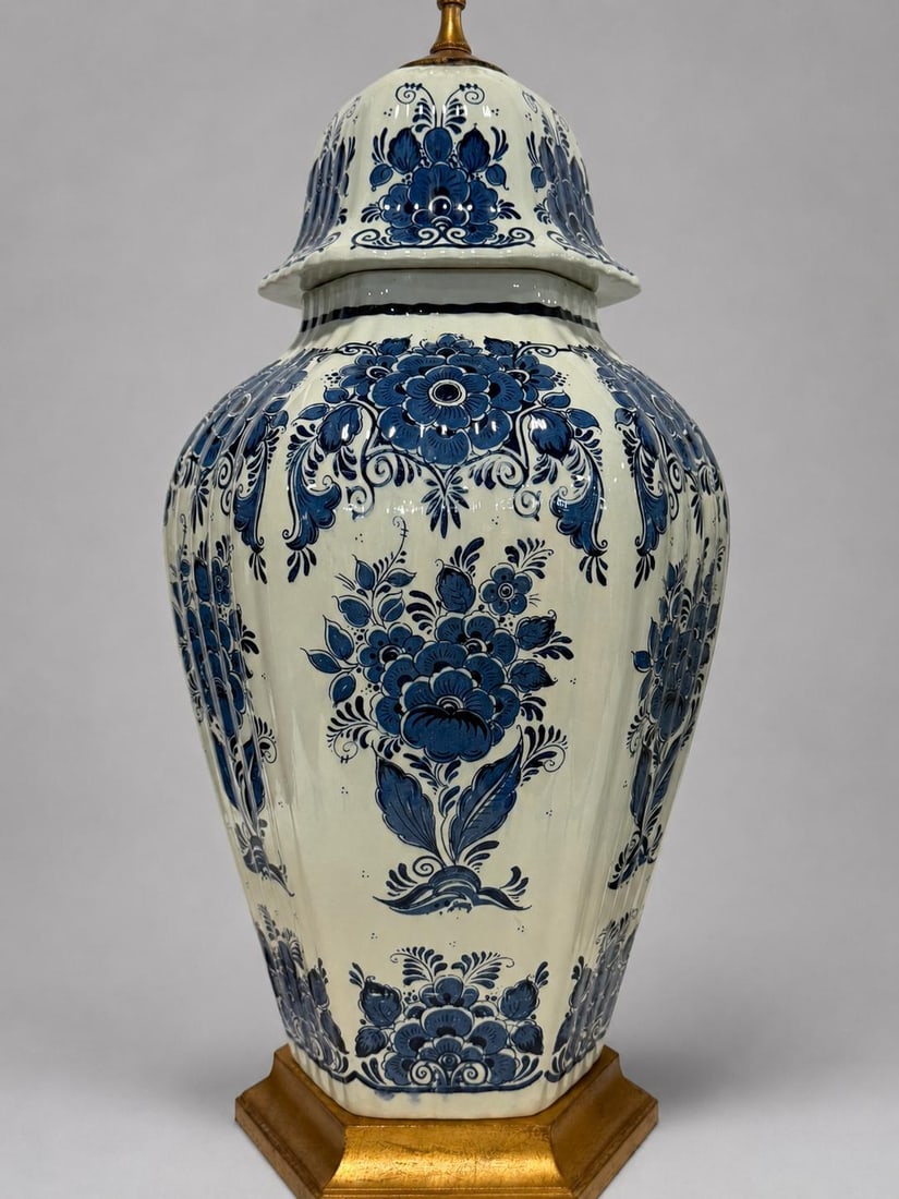 Mid-20th Century Dutch Delft Blue-and-White Ceramic & Giltwood Lamps - a Pair - 5