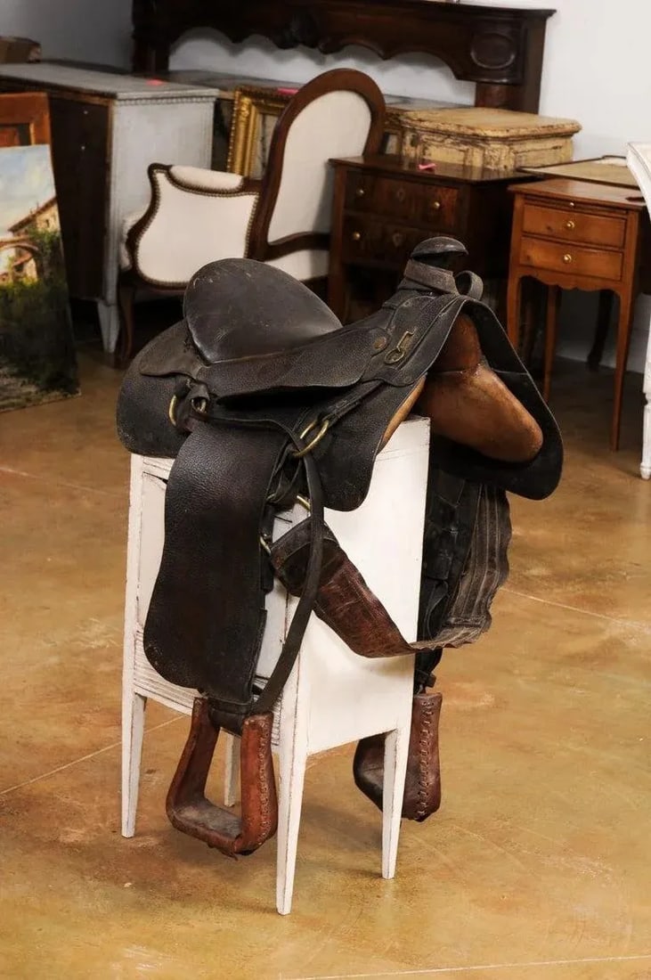 Vintage American Western Style Leather Saddle with Weathered Patina - 3