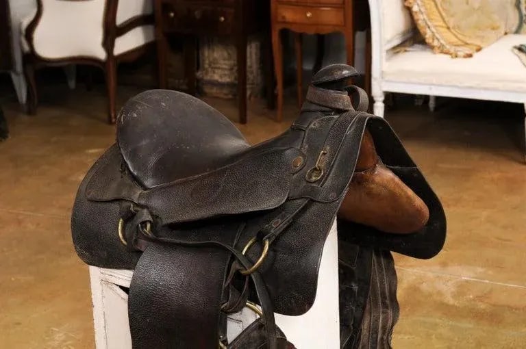 Vintage American Western Style Leather Saddle with Weathered Patina - 5