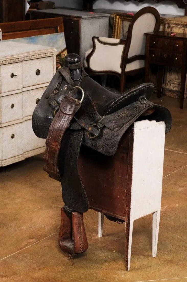 Vintage American Western Style Leather Saddle with Weathered Patina - 9