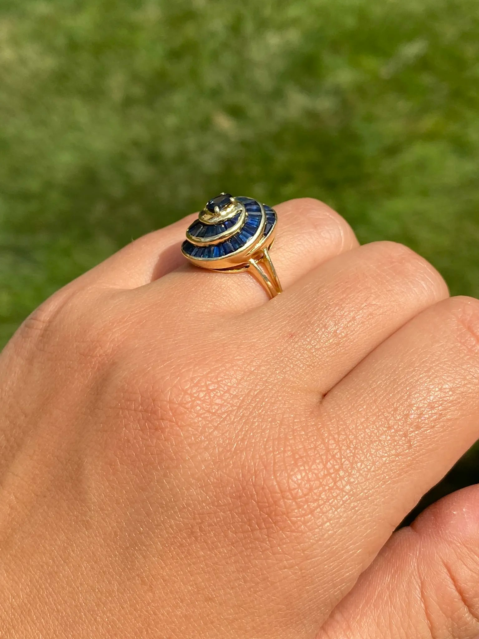 The Willare: Vintage Spiral Sapphire and Yellow Gold Cocktail Ring - 2