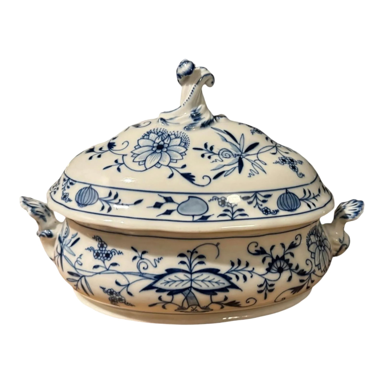 Antique Meissen Blue Onion Soup Tureen: One of the most recognizable patterns, Meissen's Blue Onion. Meticulously hand painted by the artisans that learn for months to execute this crisp blue design. A great serving piece from entrees to so