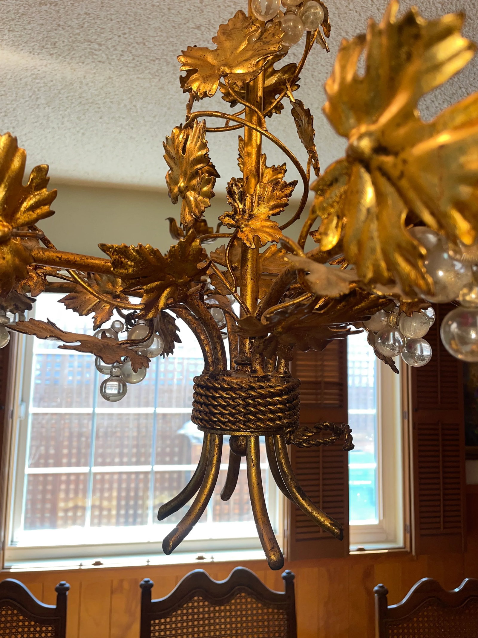 1960s Hollywood Regency Gilt Metal and Glass Grape and Vine Motif Chandelier, Italy - 3