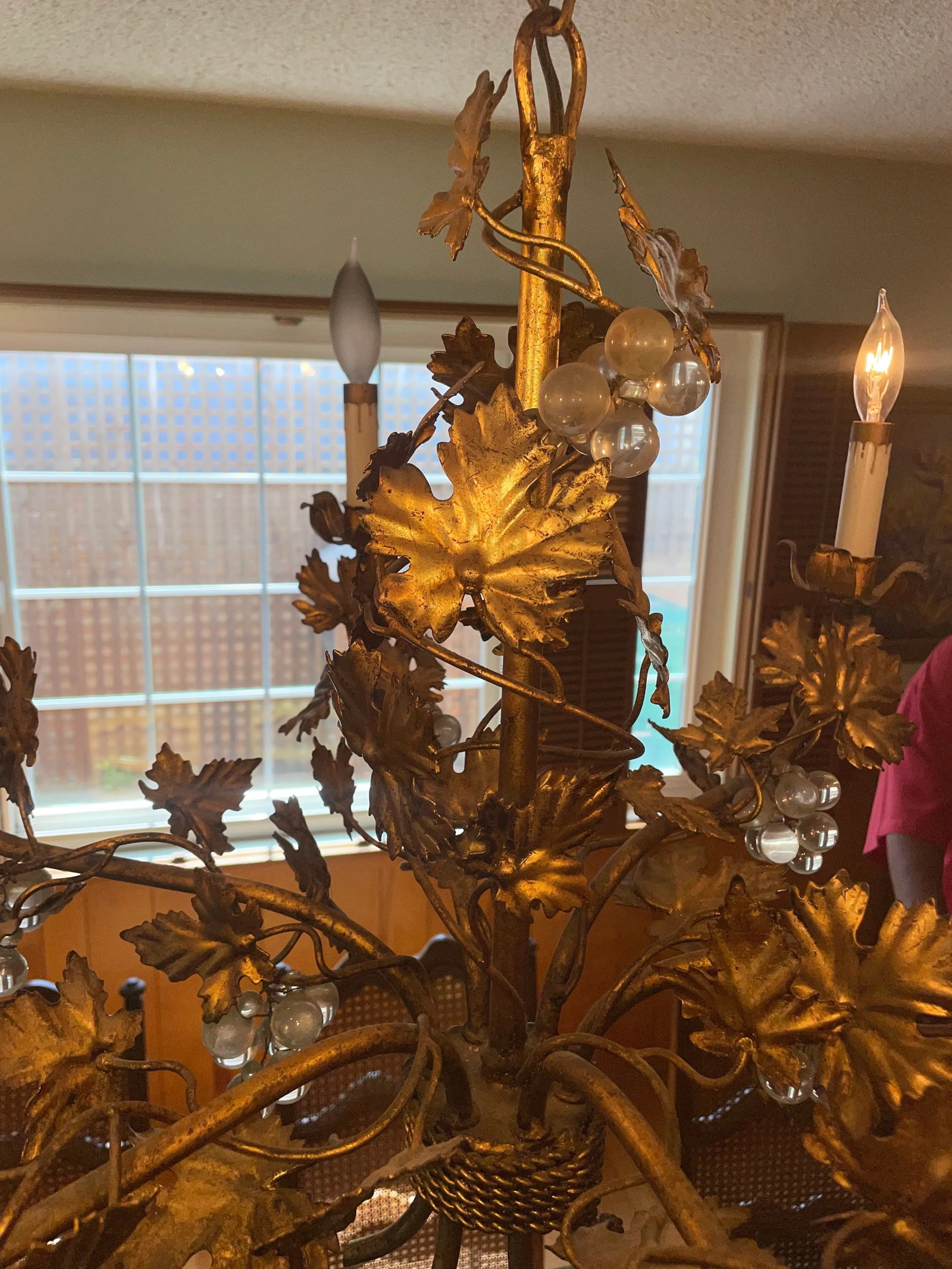 1960s Hollywood Regency Gilt Metal and Glass Grape and Vine Motif Chandelier, Italy - 4