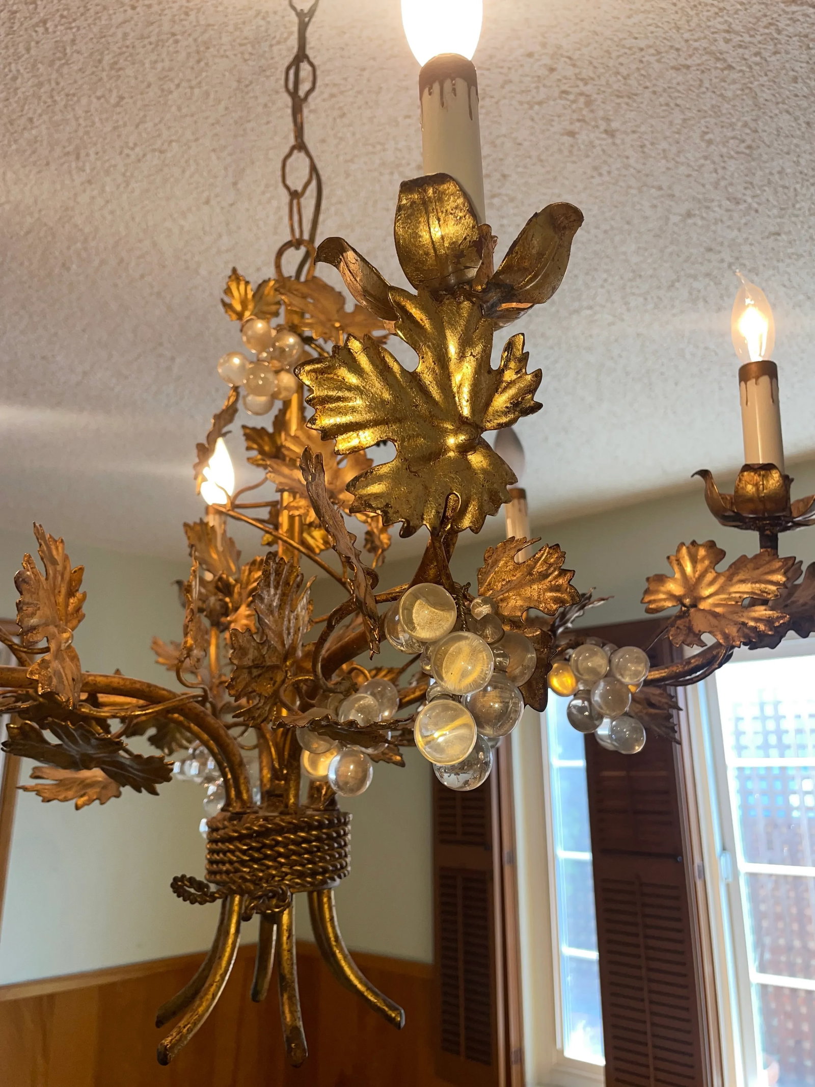 1960s Hollywood Regency Gilt Metal and Glass Grape and Vine Motif Chandelier, Italy - 5