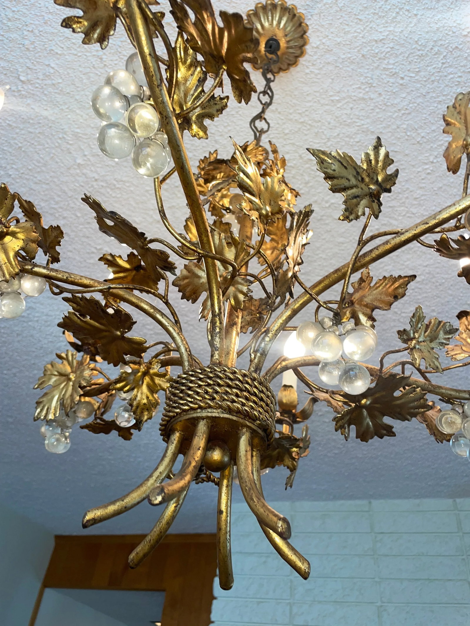 1960s Hollywood Regency Gilt Metal and Glass Grape and Vine Motif Chandelier, Italy - 7