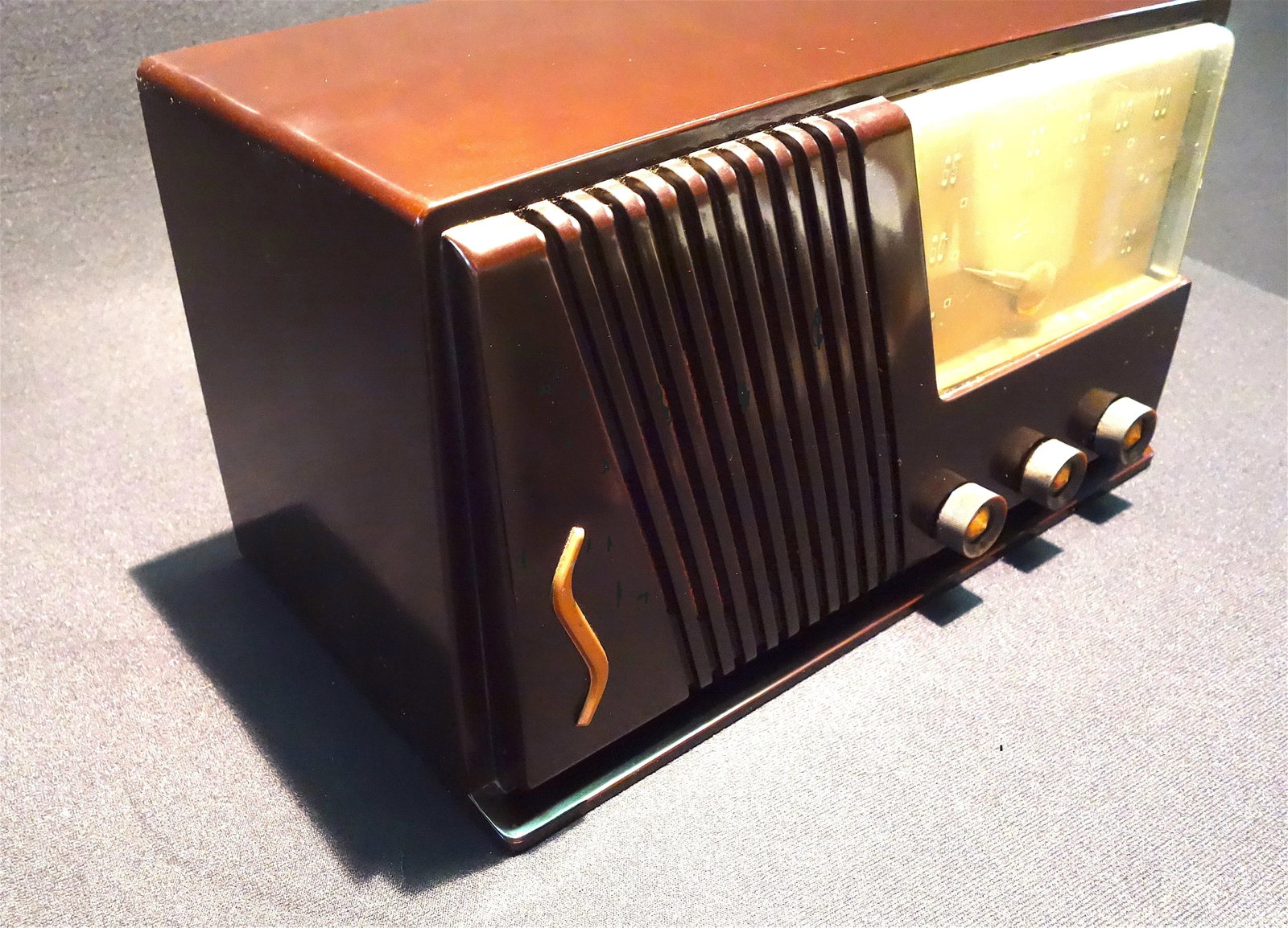 Silver Tone Circa 1950 Radio Offers a Deco Look - 2