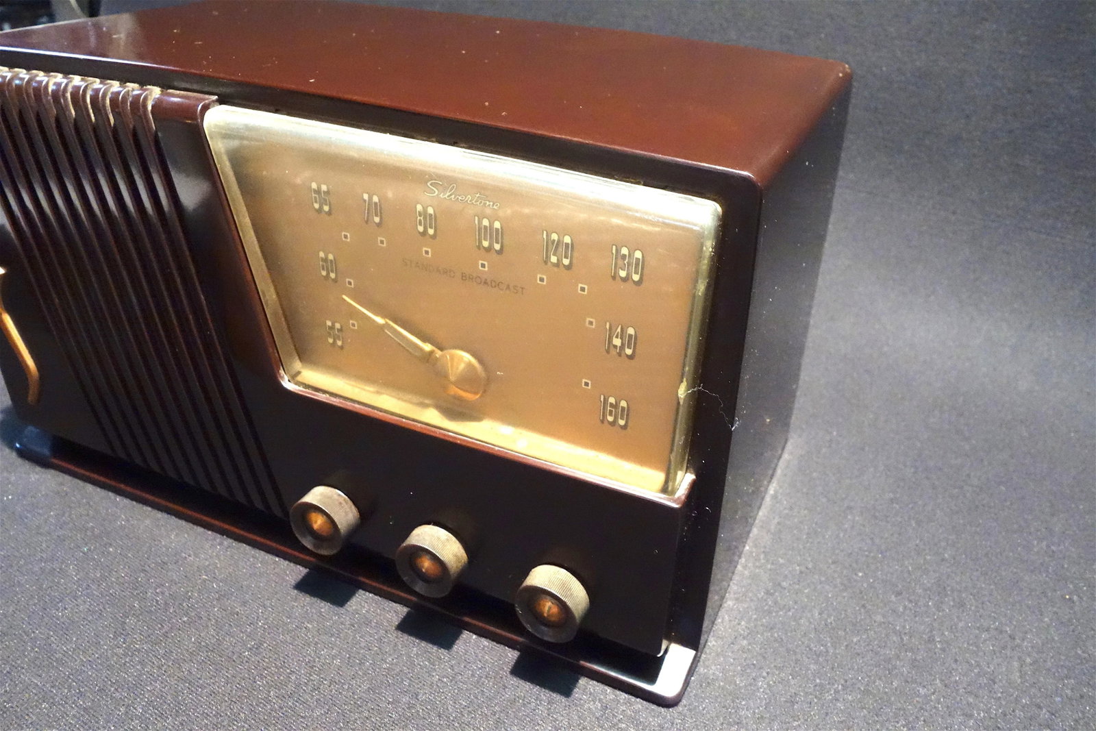 Silver Tone Circa 1950 Radio Offers a Deco Look - 4
