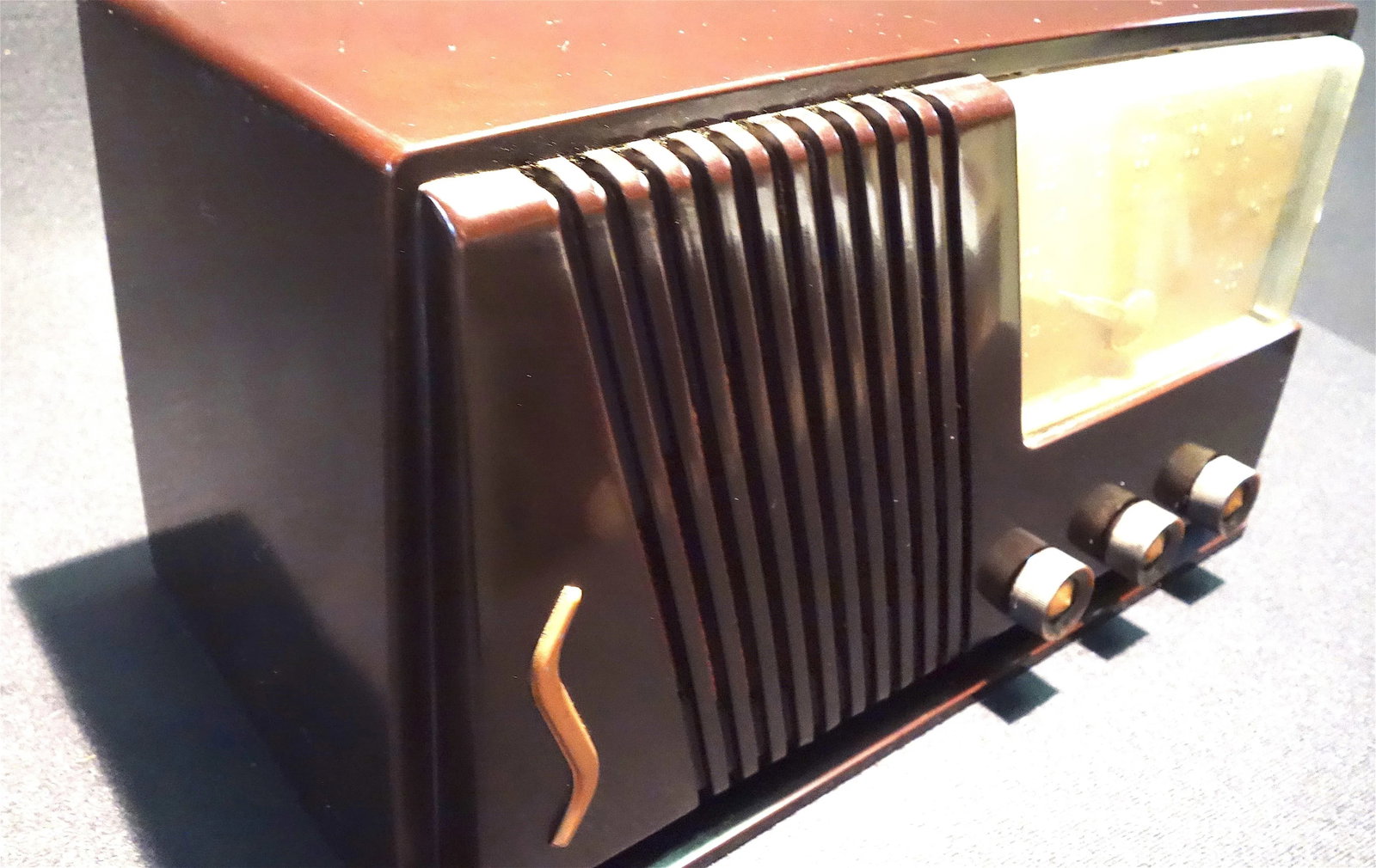 Silver Tone Circa 1950 Radio Offers a Deco Look - 5