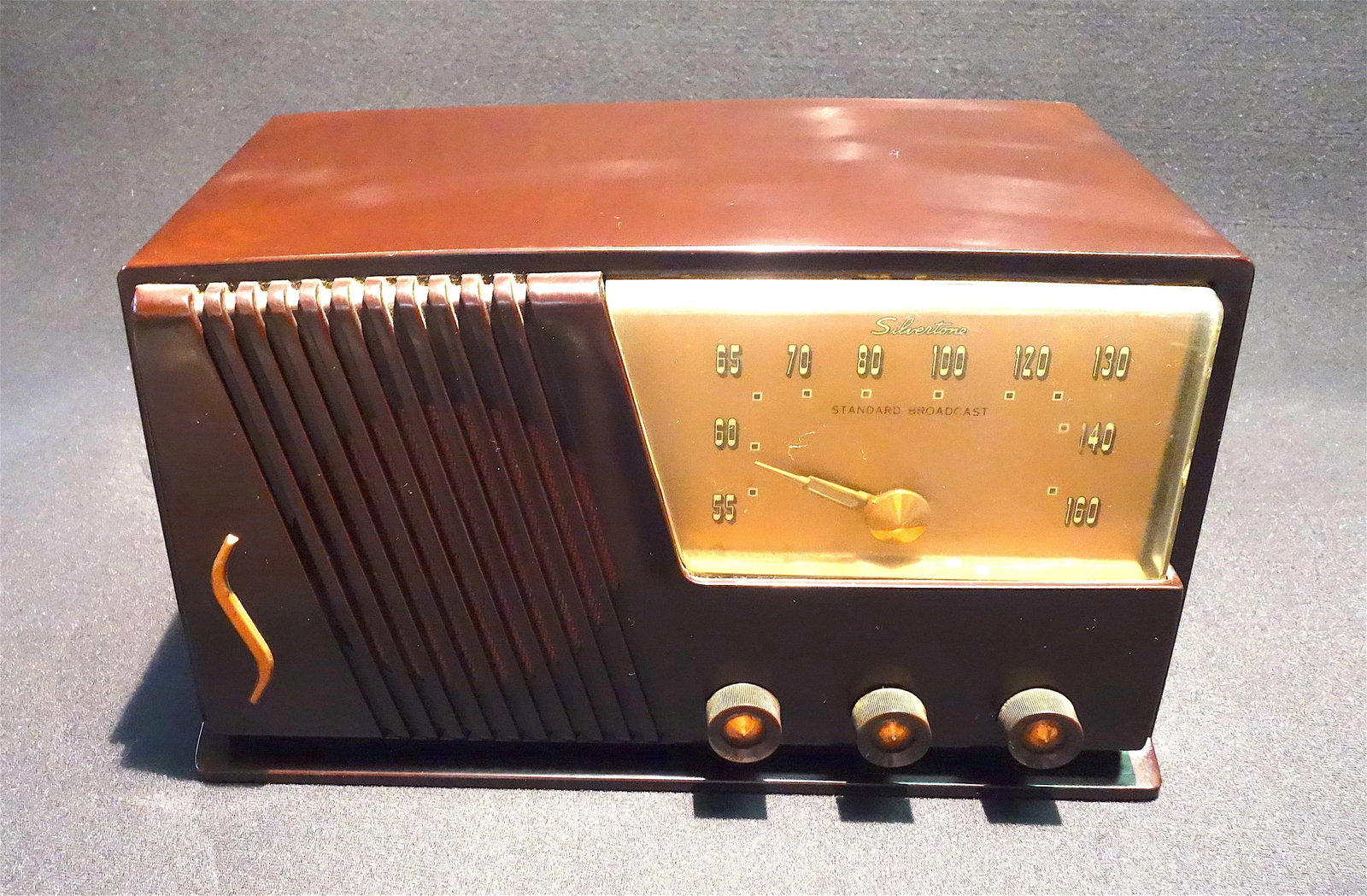Silver Tone Circa 1950 Radio Offers a Deco Look - 7