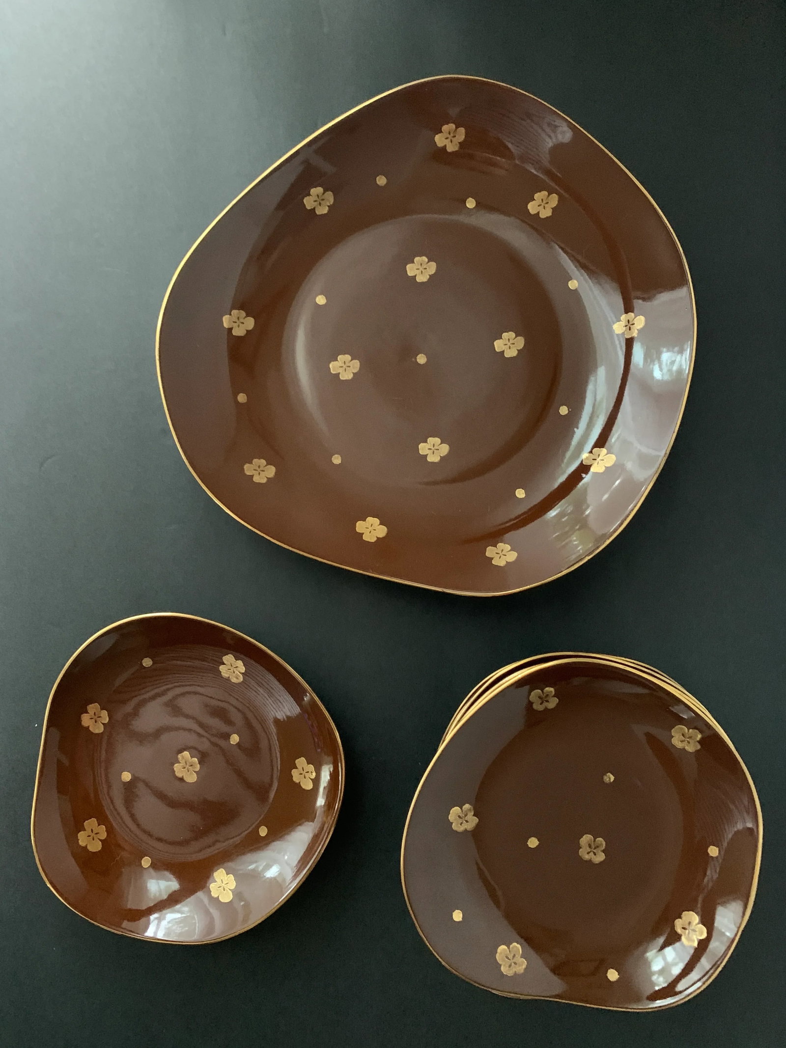 Mid-Century Chocolate Brown & 22k Gold Floral Dessert Plate Set With Freeform Cake Platter - Serving - 4
