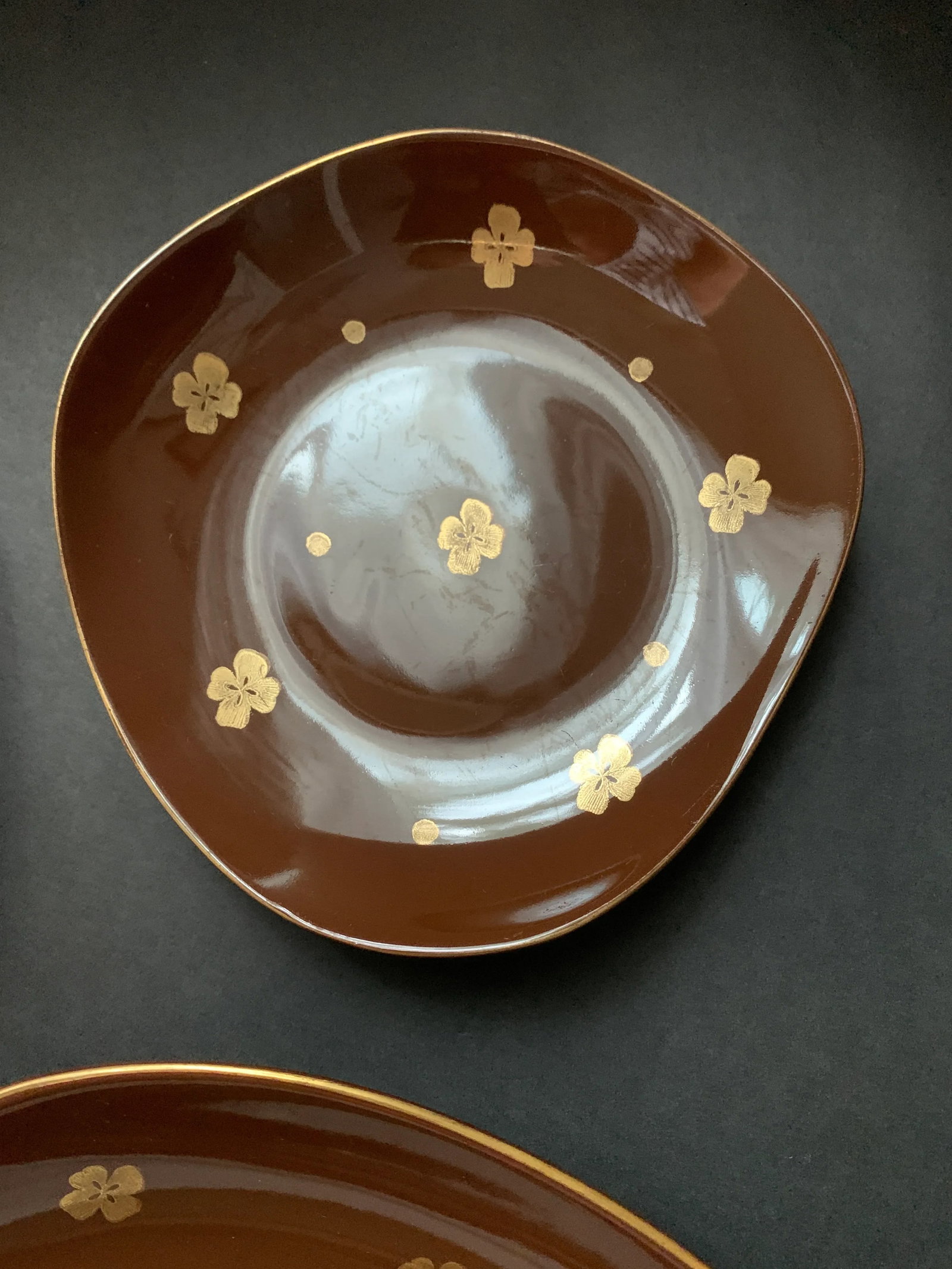 Mid-Century Chocolate Brown & 22k Gold Floral Dessert Plate Set With Freeform Cake Platter - Serving - 5