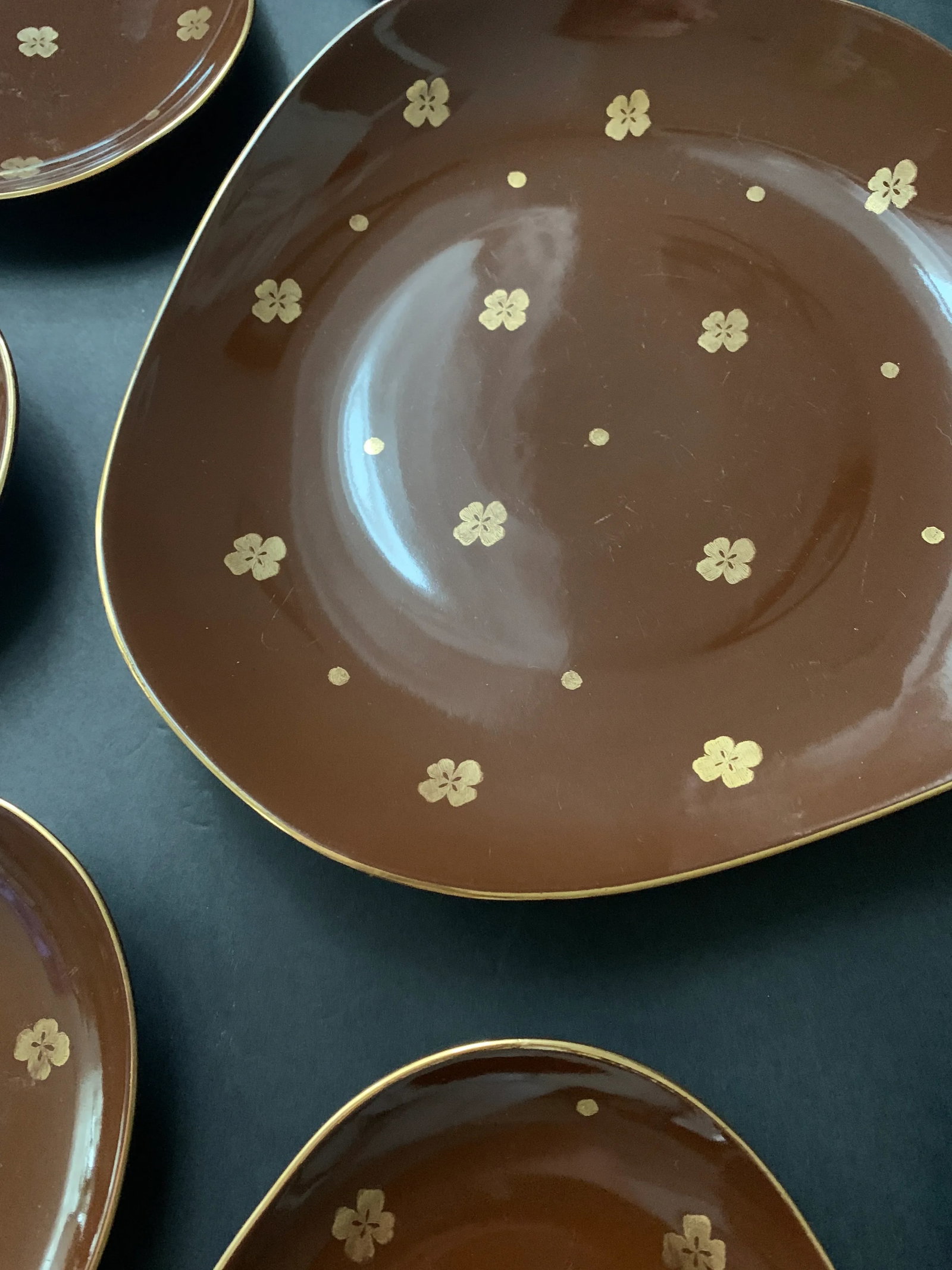 Mid-Century Chocolate Brown & 22k Gold Floral Dessert Plate Set With Freeform Cake Platter - Serving - 7