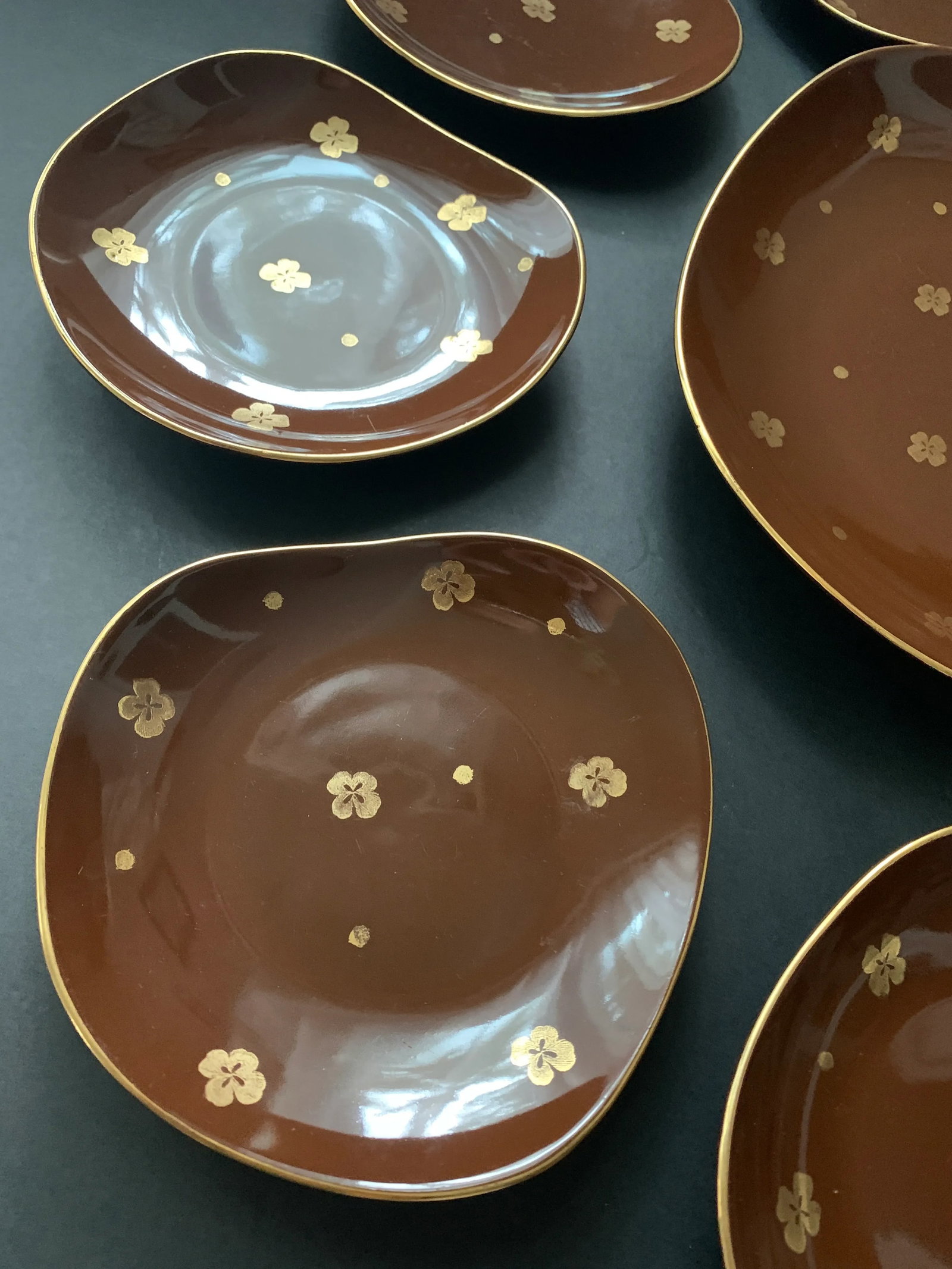 Mid-Century Chocolate Brown & 22k Gold Floral Dessert Plate Set With Freeform Cake Platter - Serving - 8