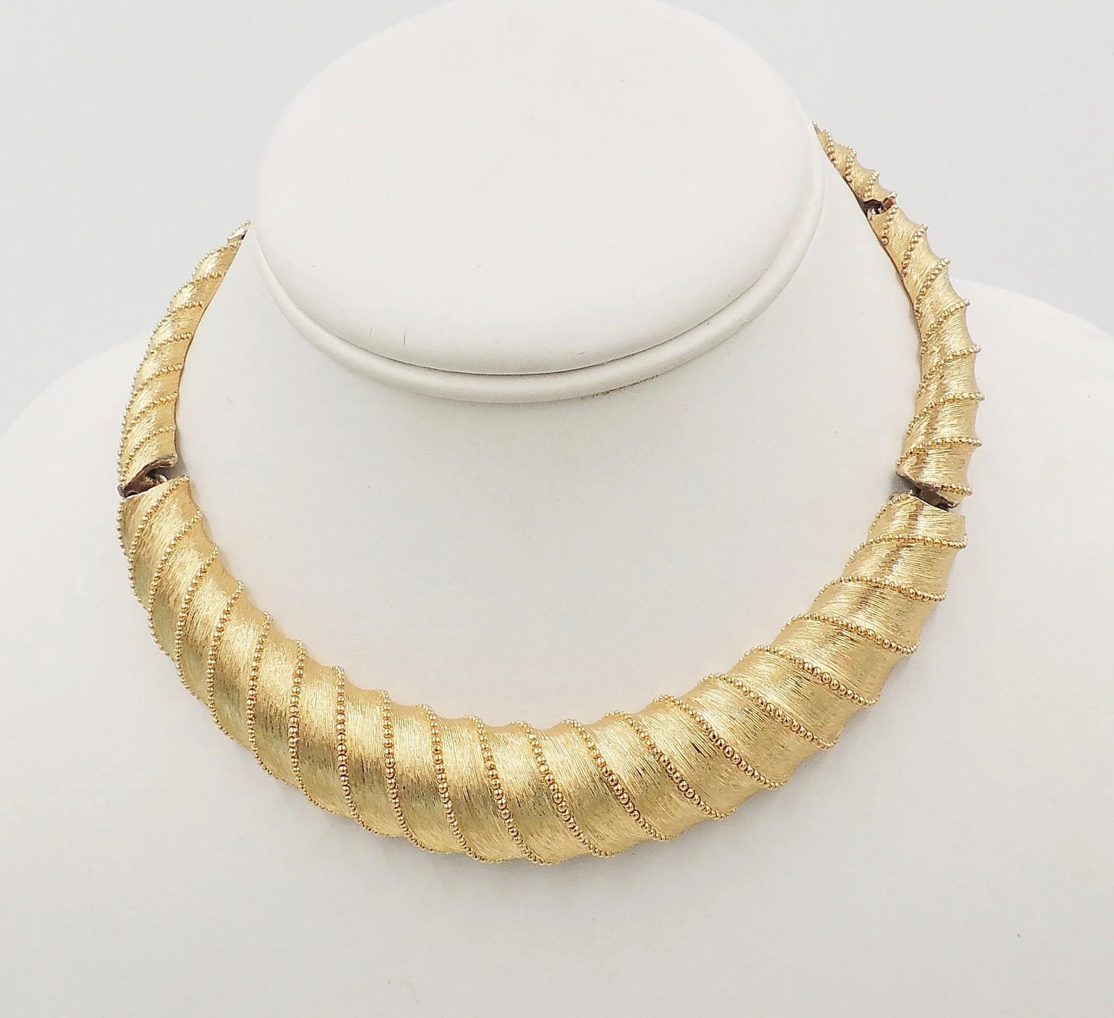 Vintage 1960s Signed Monet Goldtone Collar Necklace - 3