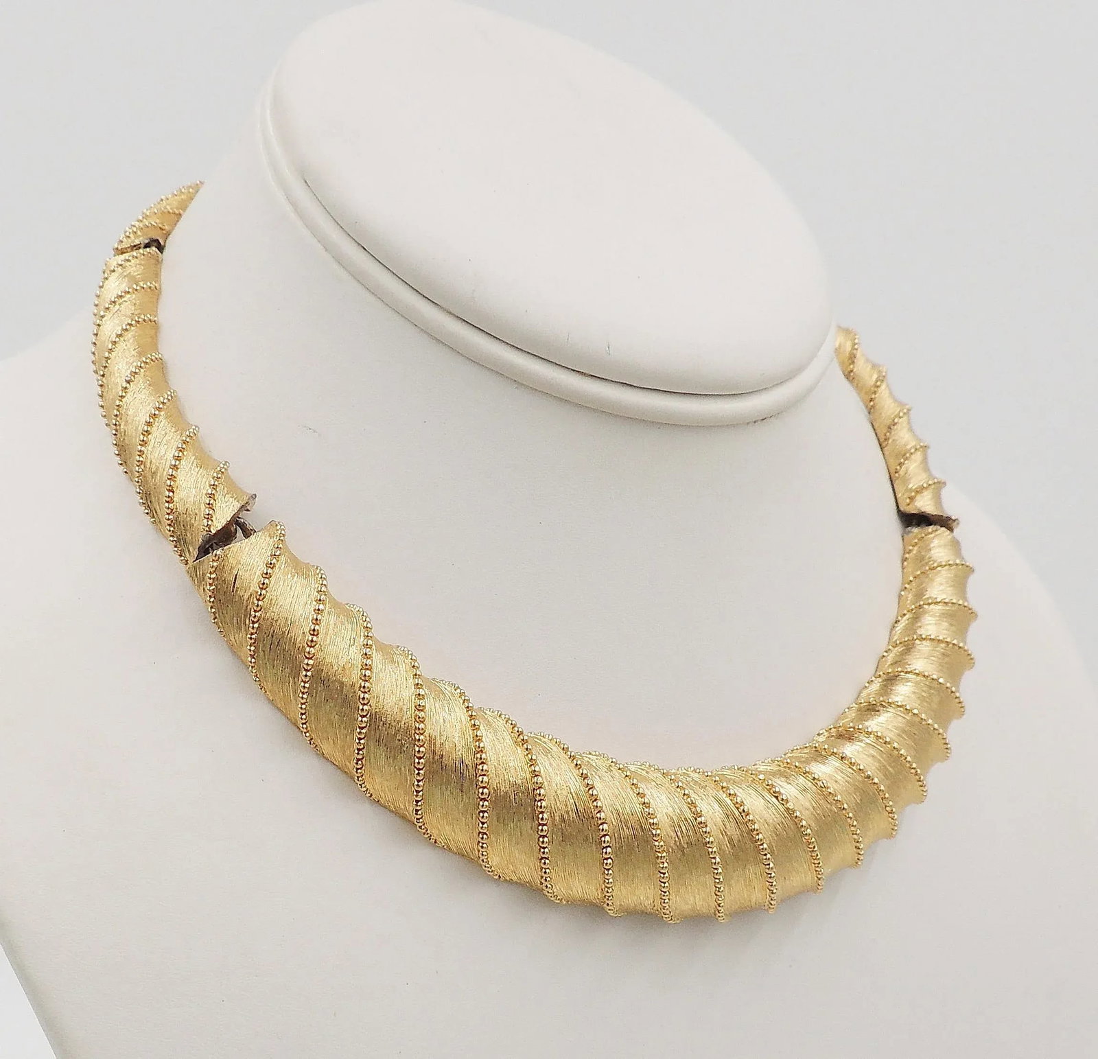 Vintage 1960s Signed Monet Goldtone Collar Necklace - 4