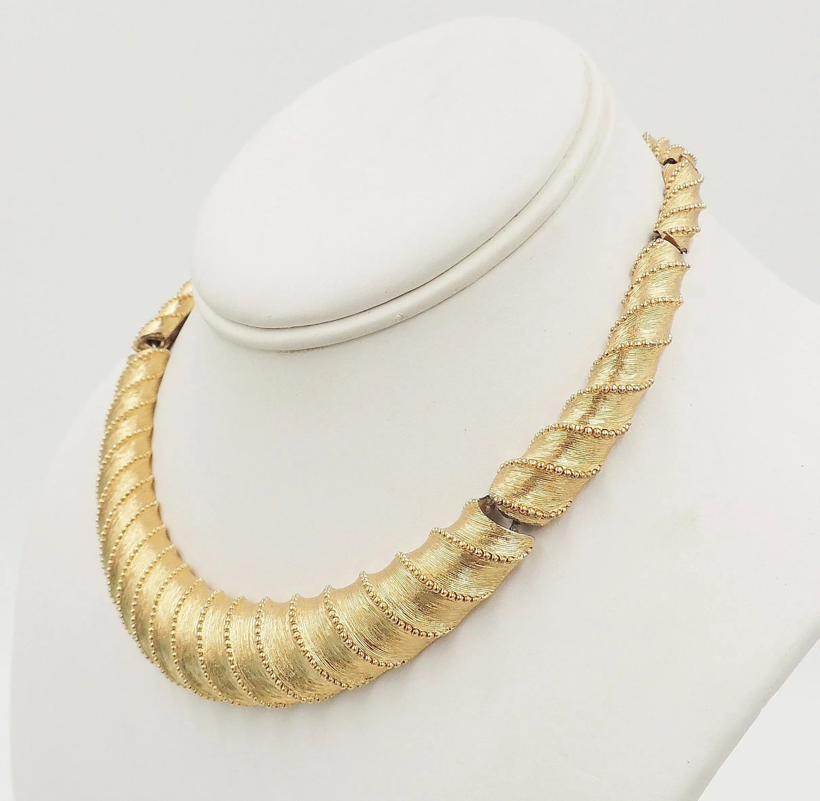 Vintage 1960s Signed Monet Goldtone Collar Necklace - 5