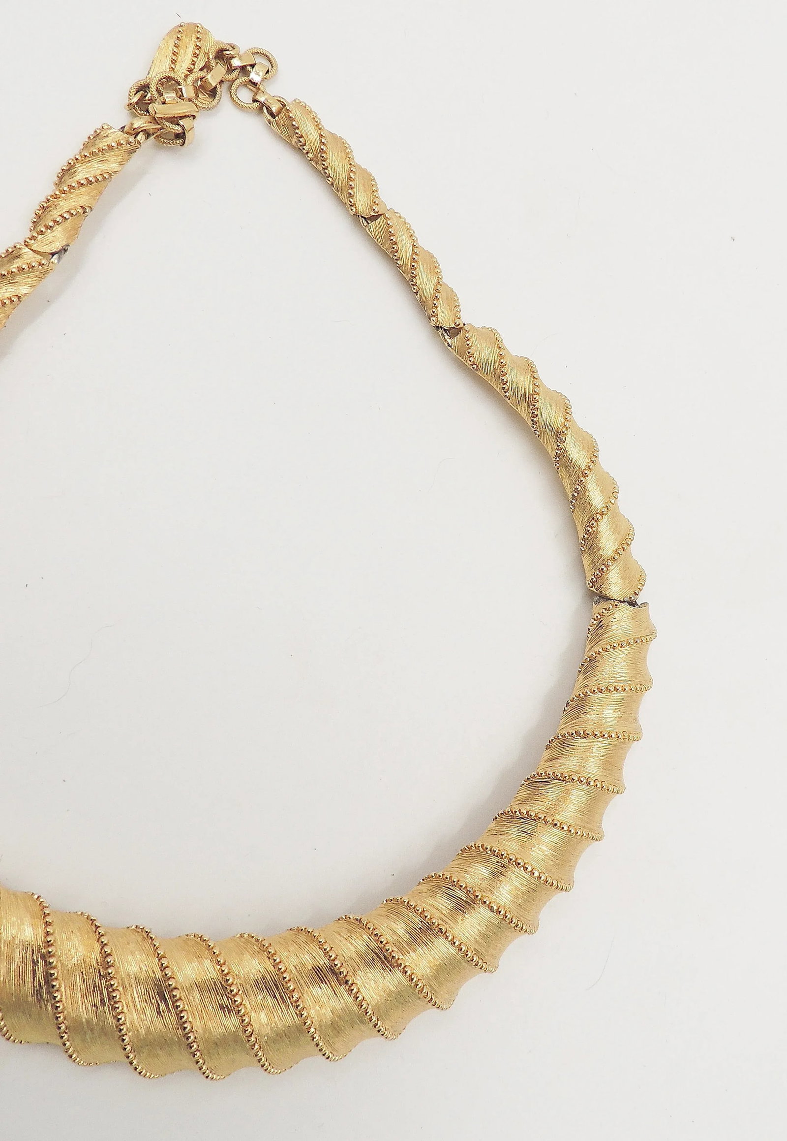 Vintage 1960s Signed Monet Goldtone Collar Necklace - 8