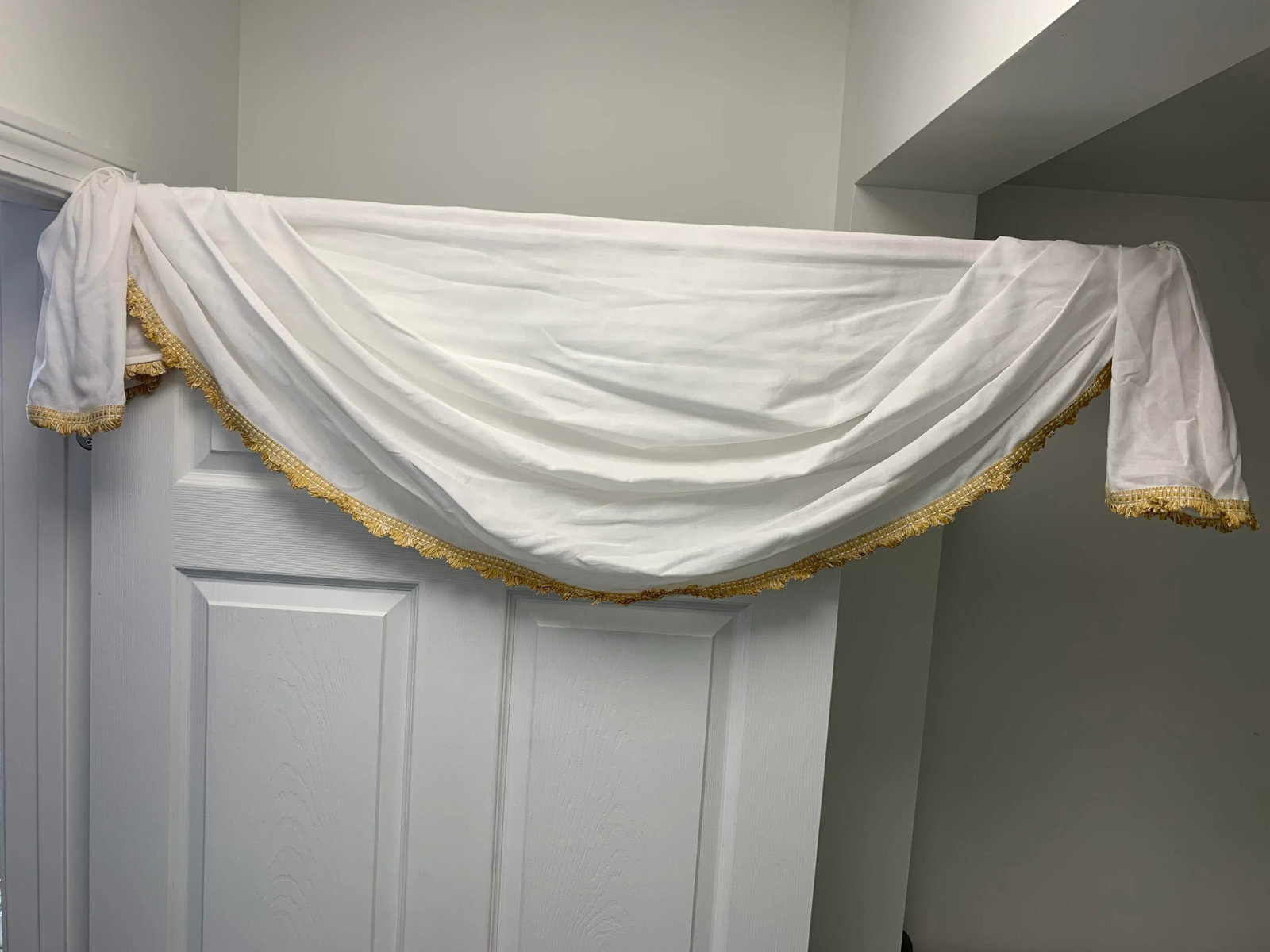 A Pair of Brunschwig & Fils Cotton Sheer Valance Trimmed With a Scallop Tape - 2