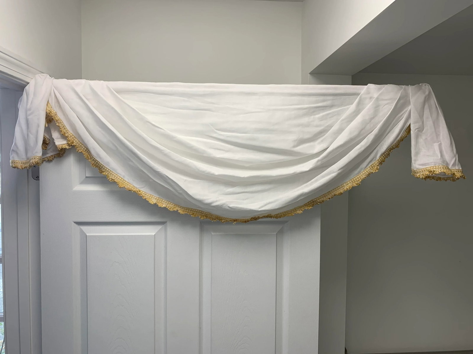 A Pair of Brunschwig & Fils Cotton Sheer Valance Trimmed With a Scallop Tape - 5