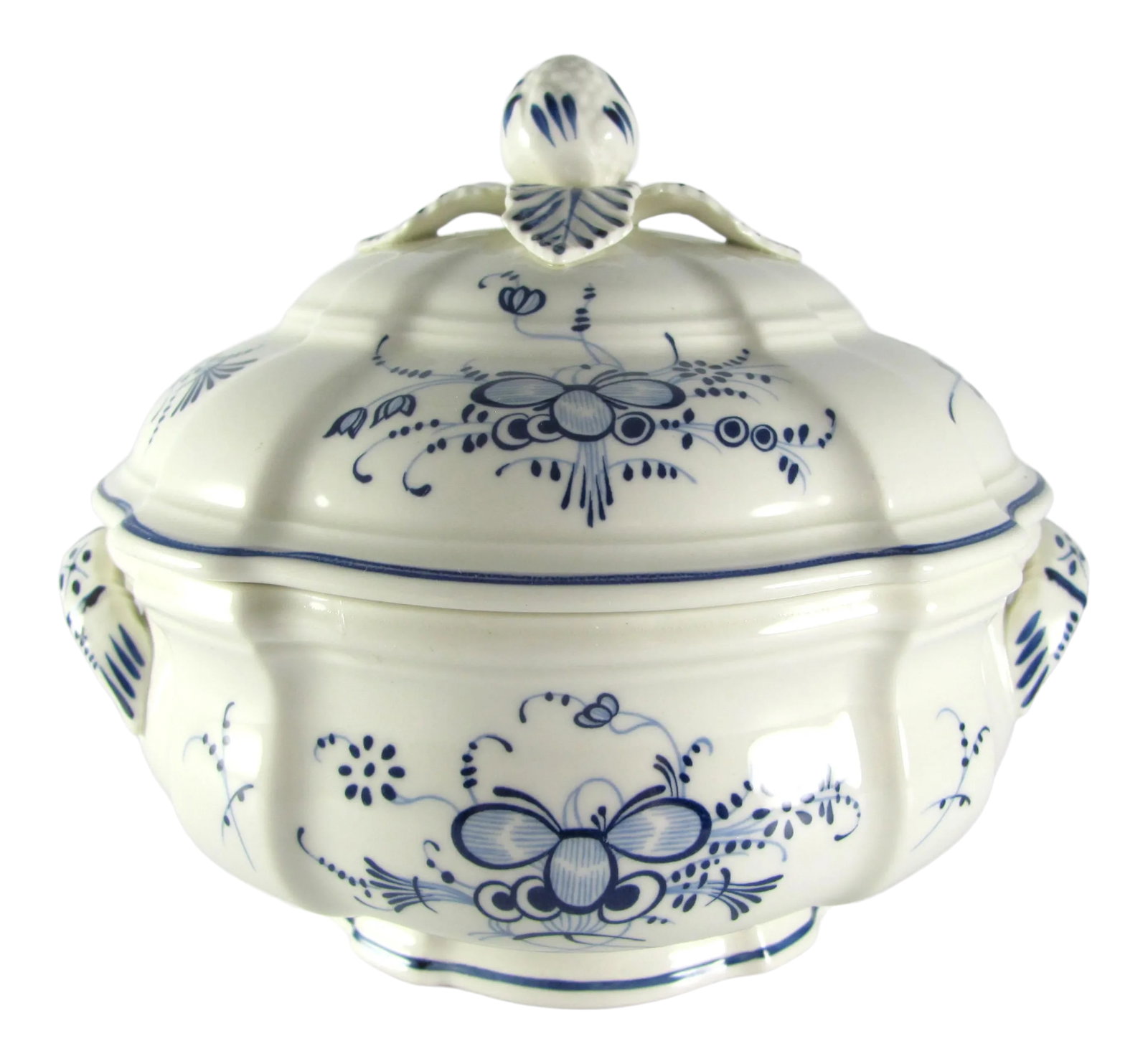 Vintage Chinoiserie Blue & White Floral Mini Miniature Tureen Lidded: This gorgeous Villeroy & Boch retired pattern named Vieux Septfontaines would pair beautifully with just about any blue and white decor, including Villeroy & Boch's Old Luxembourg / Vieux Luxembourg;