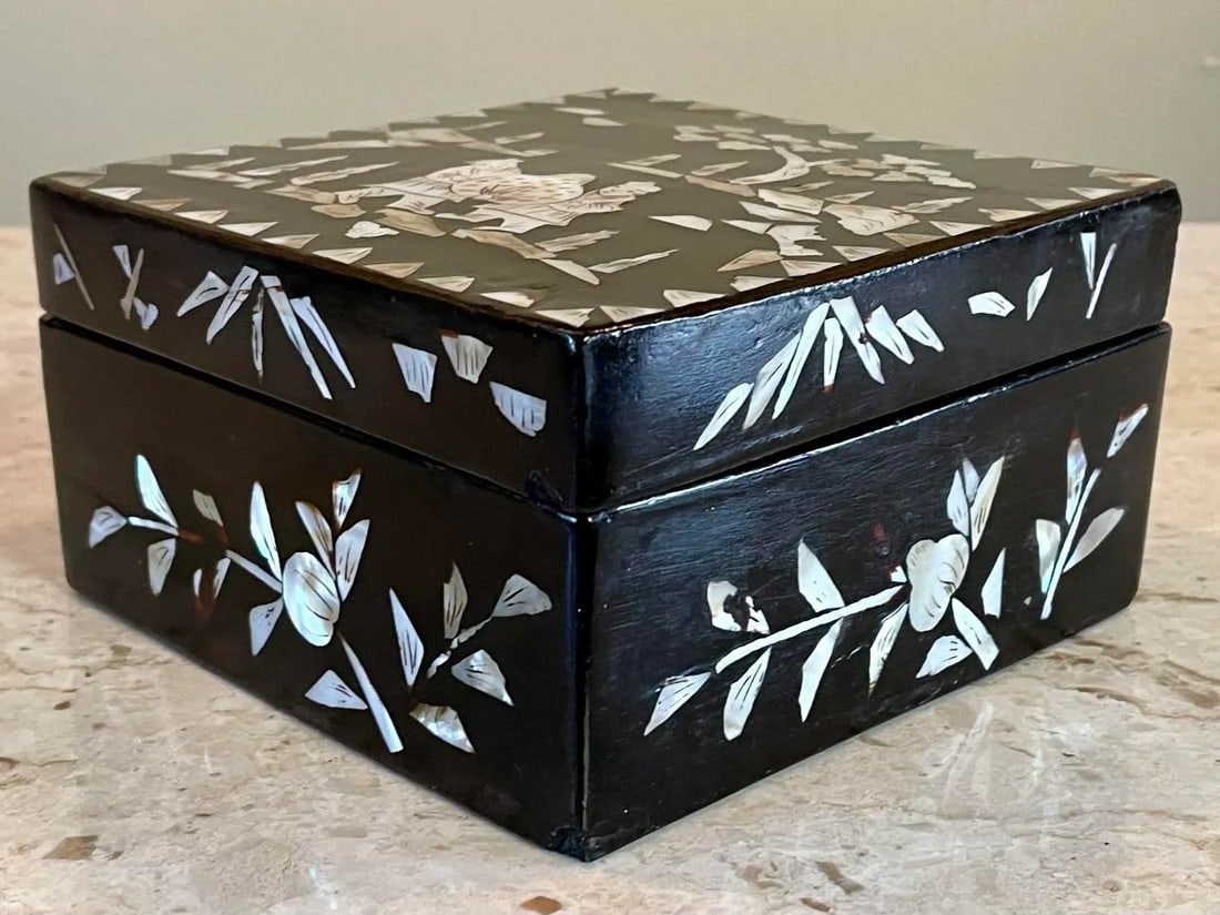 Antique Chinese Mother-of-Pearl Black Lacquer Wood Box - 4