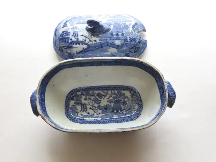 Late 18th or Early 19th Century English Creamware Blue and White Willow Sauce Tureen and Ladle - 10