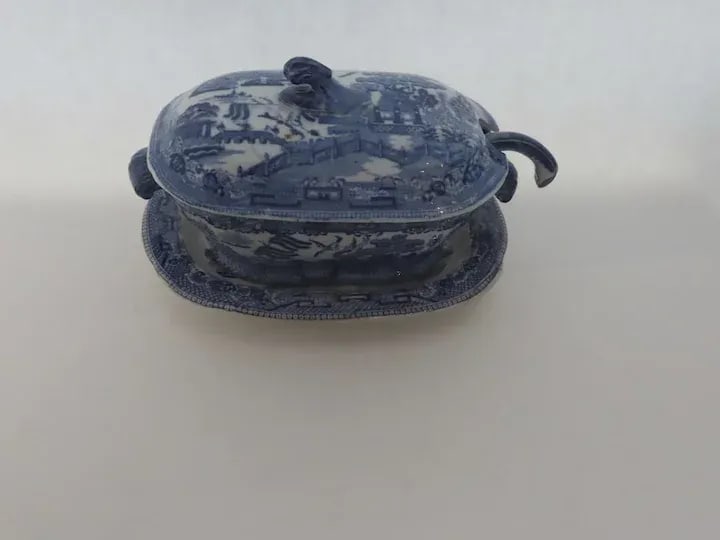 Late 18th or Early 19th Century English Creamware Blue and White Willow Sauce Tureen and Ladle - 4