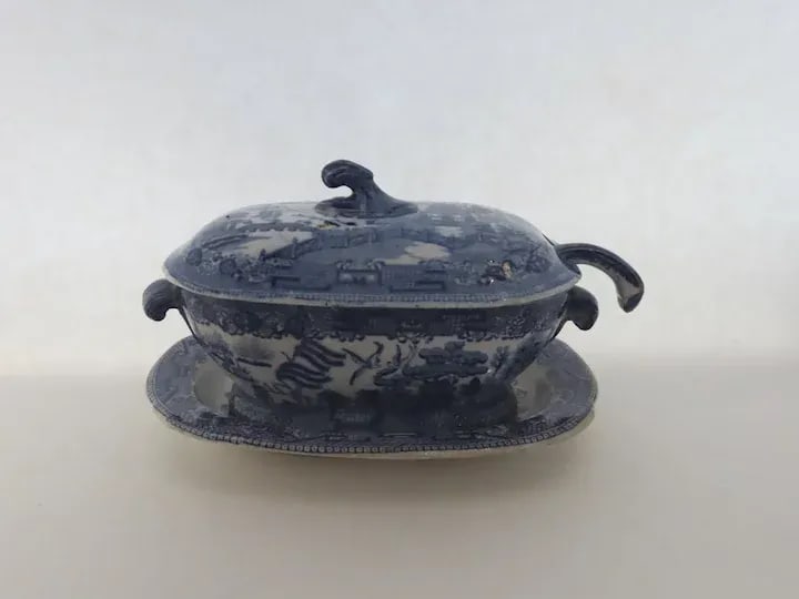 Late 18th or Early 19th Century English Creamware Blue and White Willow Sauce Tureen and Ladle - 8