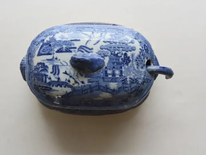 Late 18th or Early 19th Century English Creamware Blue and White Willow Sauce Tureen and Ladle - 9