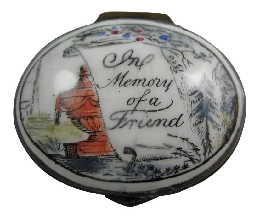18th Century English Bilston Battersea Enamel Memento Mori Snuff Box: An 18th century Georgian English Bilston Battersea enameled snuff or patch box, the motto reads, "In Memory of a Friend." An example of Memento Mori, which translates from the Latin, "Remember that