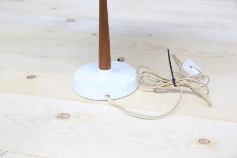 Chinese Hat Style Scandinavian Table Lamp - 4