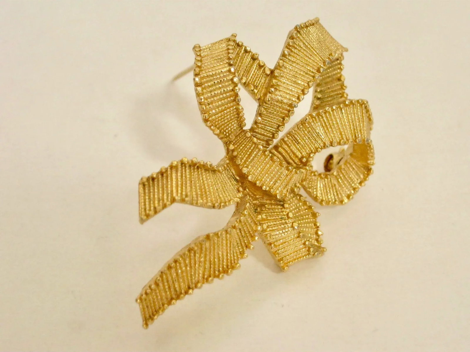 1970s Vintage Triifari Carved Gold Ribbon Bow Brooch - 2