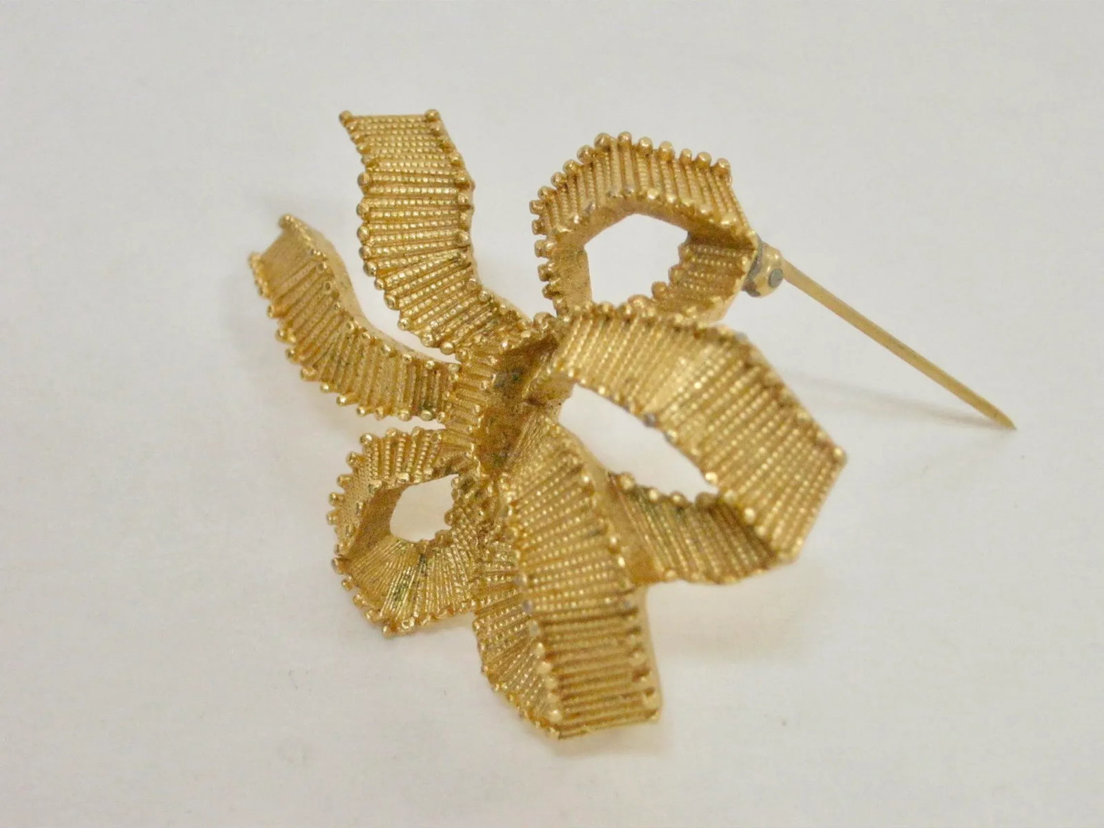 1970s Vintage Triifari Carved Gold Ribbon Bow Brooch - 3