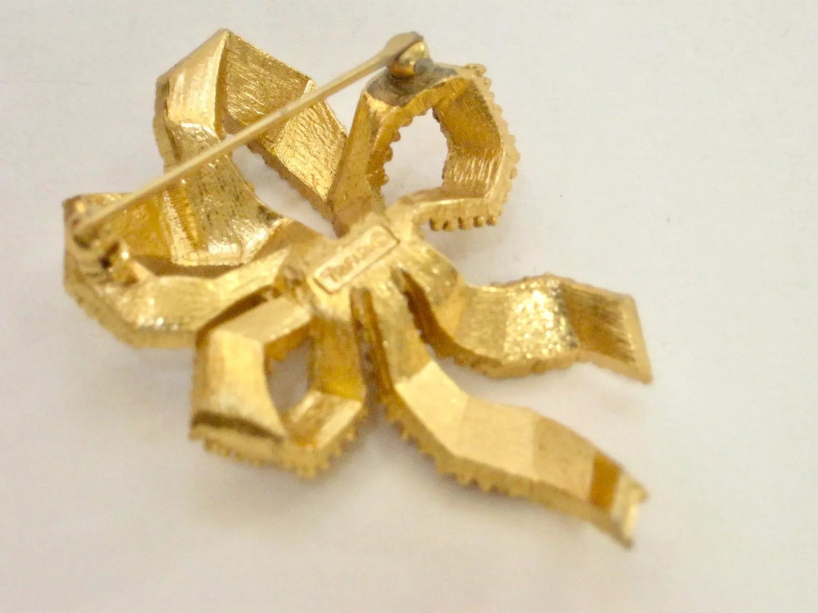 1970s Vintage Triifari Carved Gold Ribbon Bow Brooch - 4