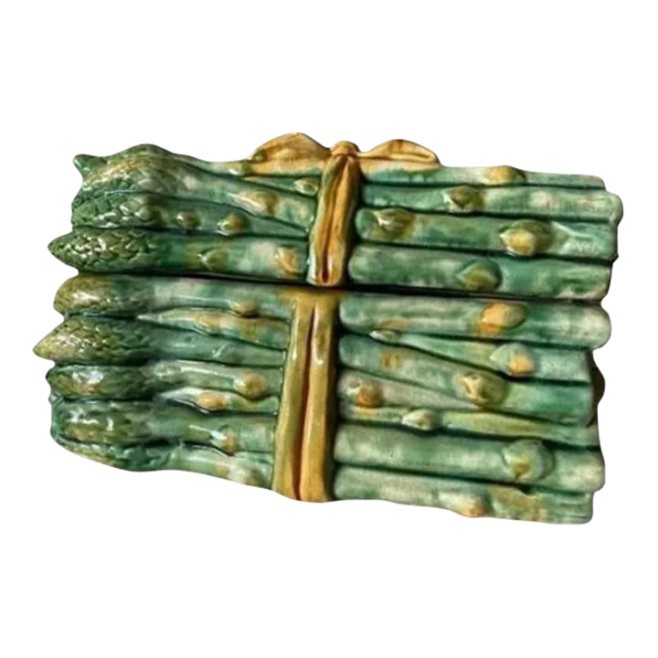 1980s Vintage Italian Ceramic Asparagus Majolica Ceramic Trompe l'Oeil Decorative Box: Majolica ceramic trompe l'oeil asparagus decorative box Made in Italy, circa 1980s Dimensions: 9.25"W x 5"D x 5.75"H Vibrant green hues and intricate details Versatile use as a storage box or