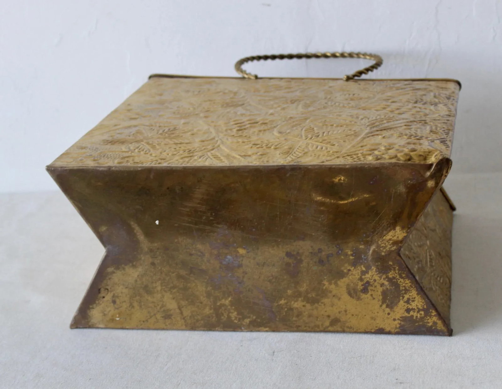 1970s Sarreid Ltd Style Embossed Brass Shopping Tote Bag Magazine Holder - 7
