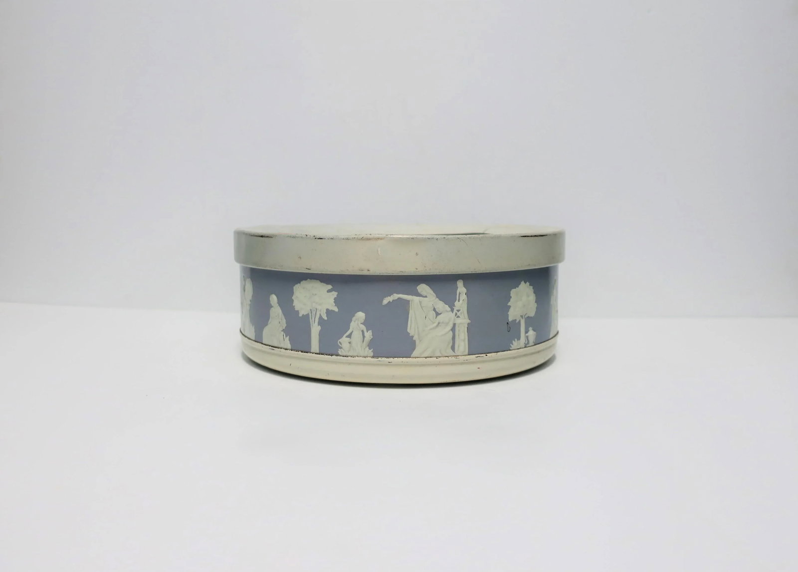 Neoclassical Round Box in the Style of Wedgwood - 2