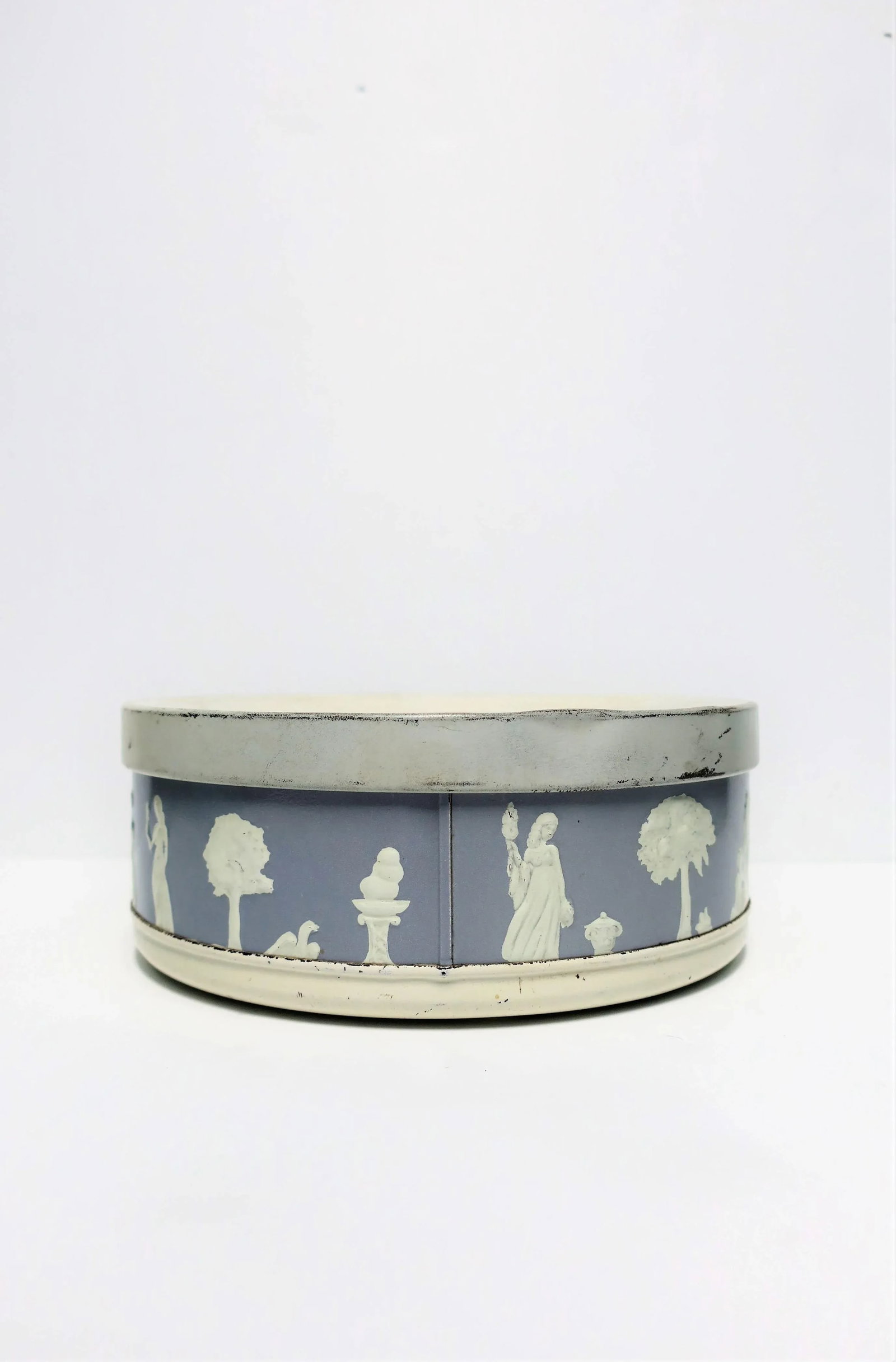 Neoclassical Round Box in the Style of Wedgwood - 3
