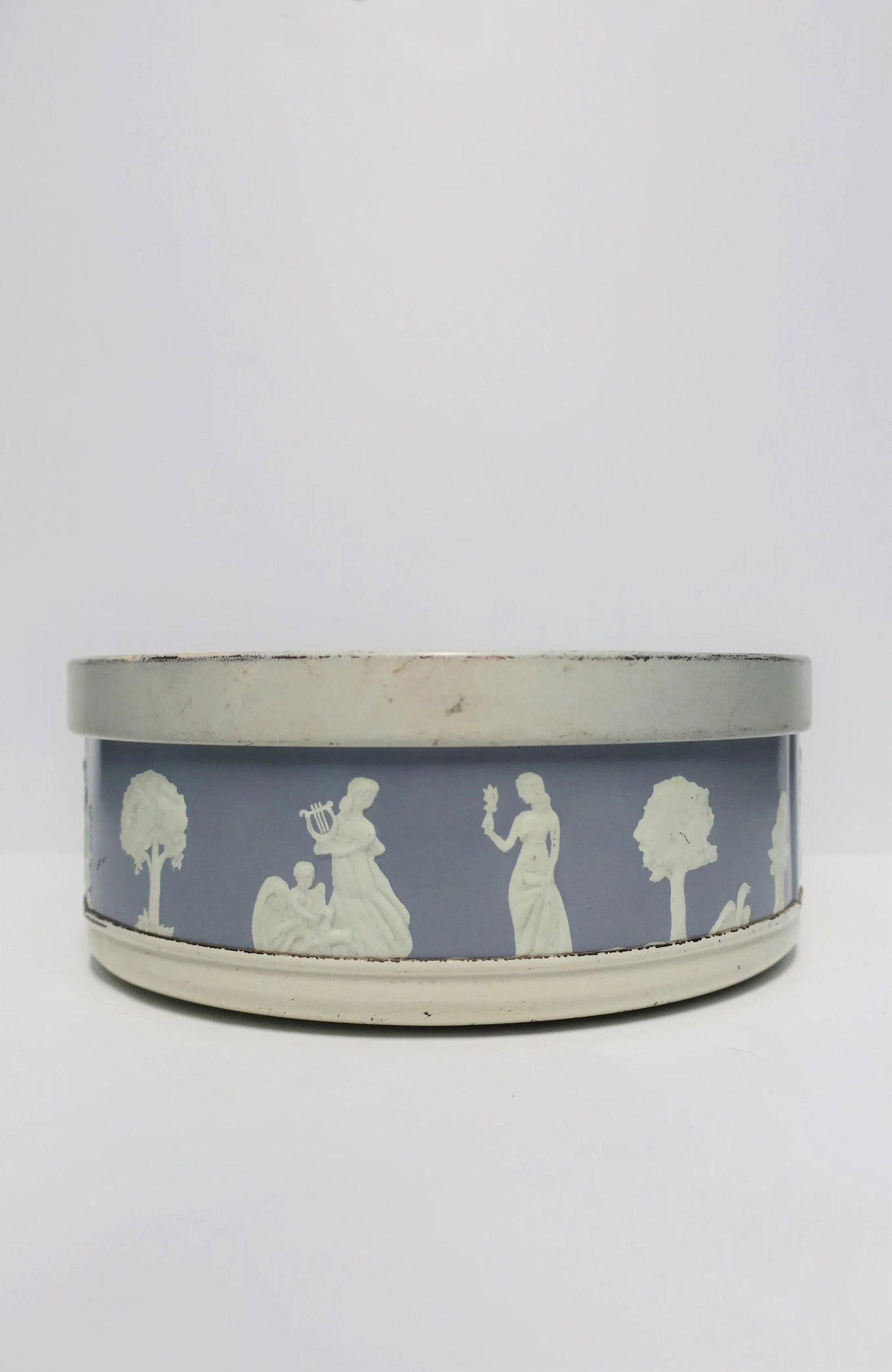 Neoclassical Round Box in the Style of Wedgwood - 4