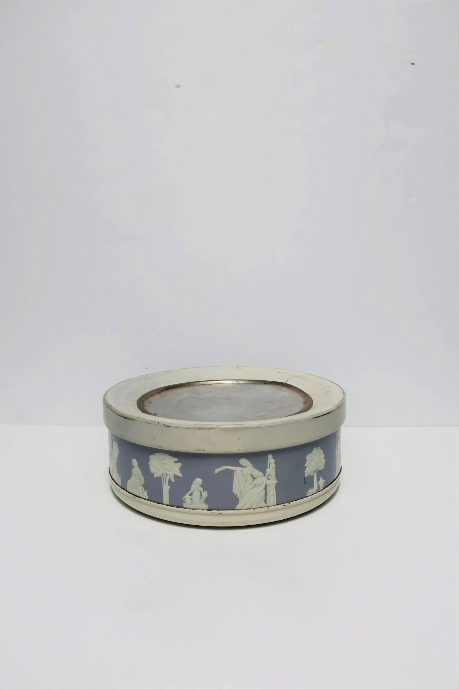 Neoclassical Round Box in the Style of Wedgwood - 6