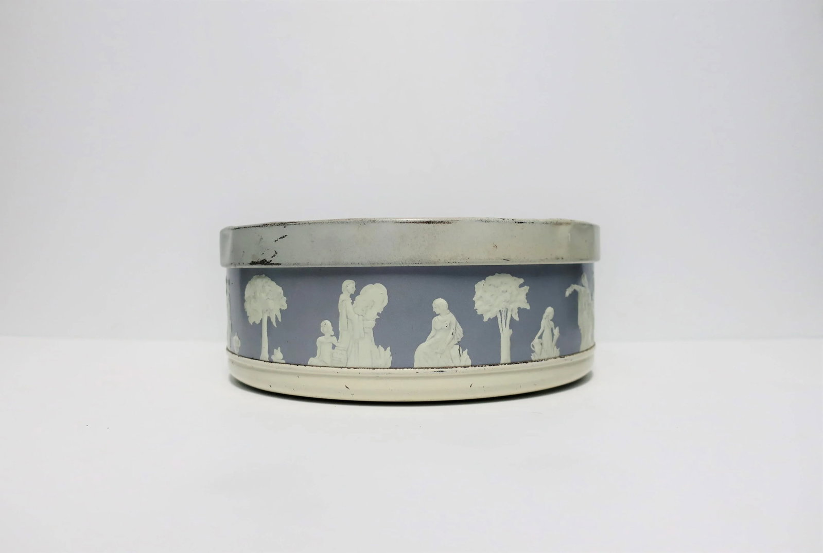 Neoclassical Round Box in the Style of Wedgwood - 7